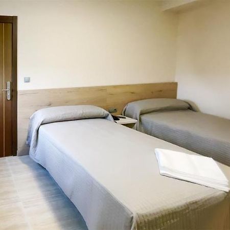 Hostal Restaurante Cuatro Caminos Cubillos del Sil Екстериор снимка