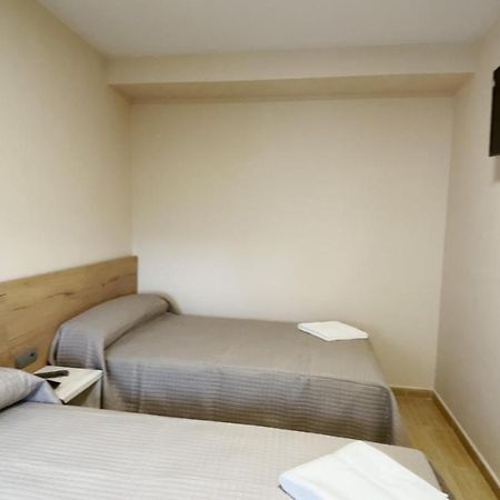 Hostal Restaurante Cuatro Caminos Cubillos del Sil Екстериор снимка