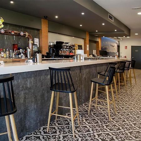 Hostal Restaurante Cuatro Caminos Cubillos del Sil Екстериор снимка