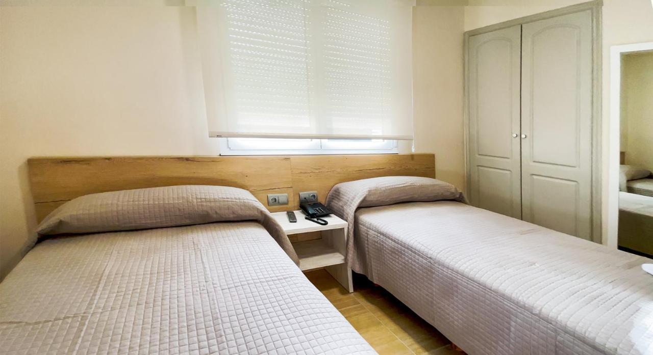 Hostal Restaurante Cuatro Caminos Cubillos del Sil Екстериор снимка