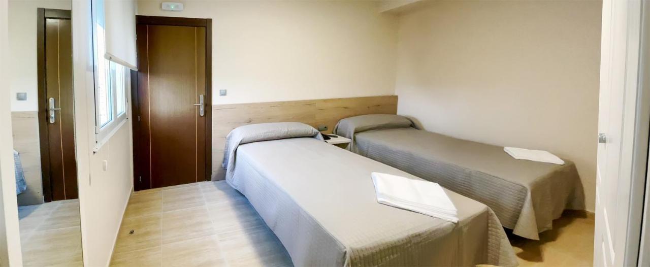 Hostal Restaurante Cuatro Caminos Cubillos del Sil Екстериор снимка