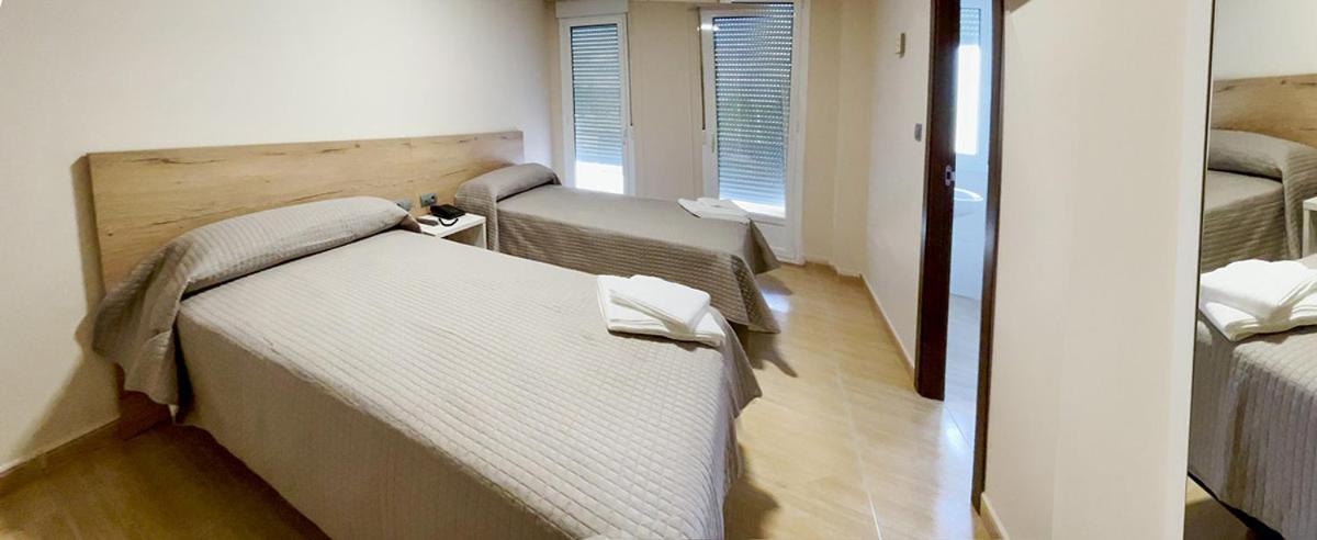 Hostal Restaurante Cuatro Caminos Cubillos del Sil Екстериор снимка