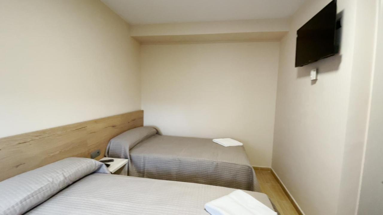Hostal Restaurante Cuatro Caminos Cubillos del Sil Екстериор снимка