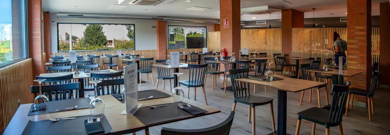 Hostal Restaurante Cuatro Caminos Cubillos del Sil Екстериор снимка