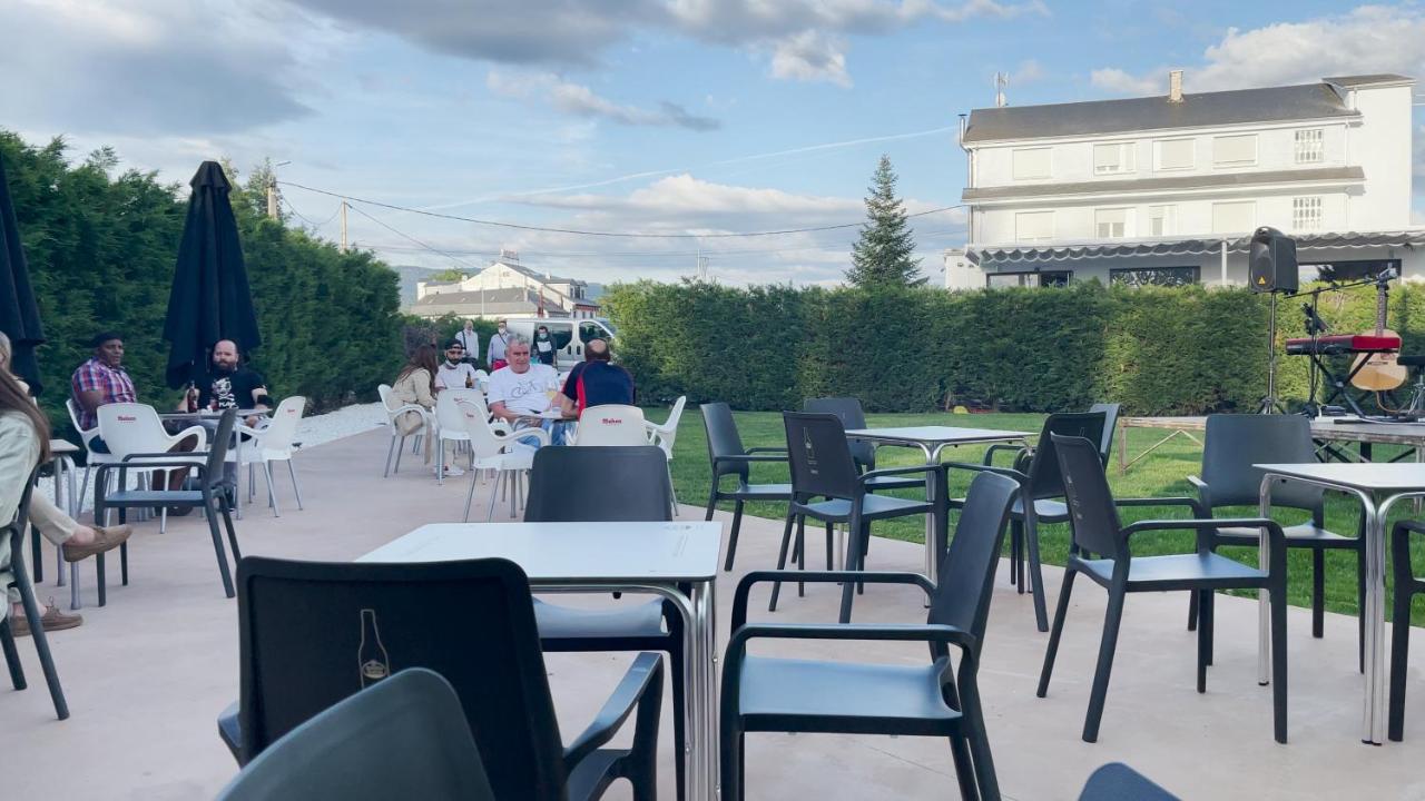 Hostal Restaurante Cuatro Caminos Cubillos del Sil Екстериор снимка