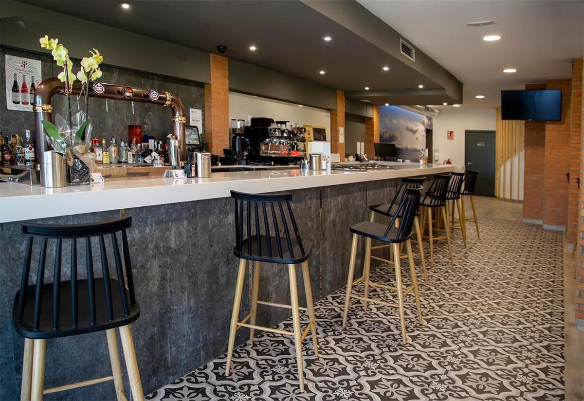 Hostal Restaurante Cuatro Caminos Cubillos del Sil Екстериор снимка