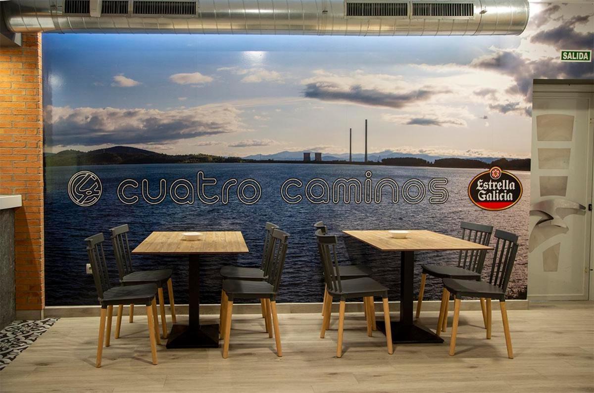 Hostal Restaurante Cuatro Caminos Cubillos del Sil Екстериор снимка